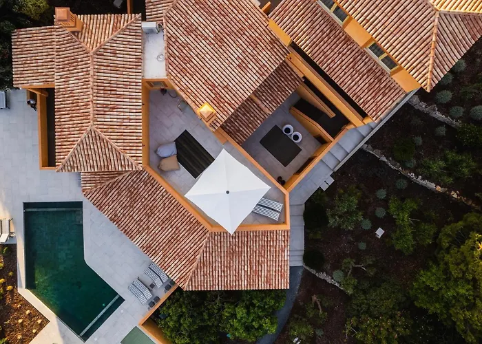 Vila Casa Por Do Sal - Boutique With Heated Pool & Sea Views Luz